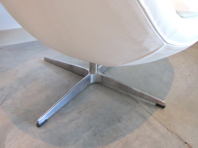 Arne Jacobsen Style White Leather Egg Chair